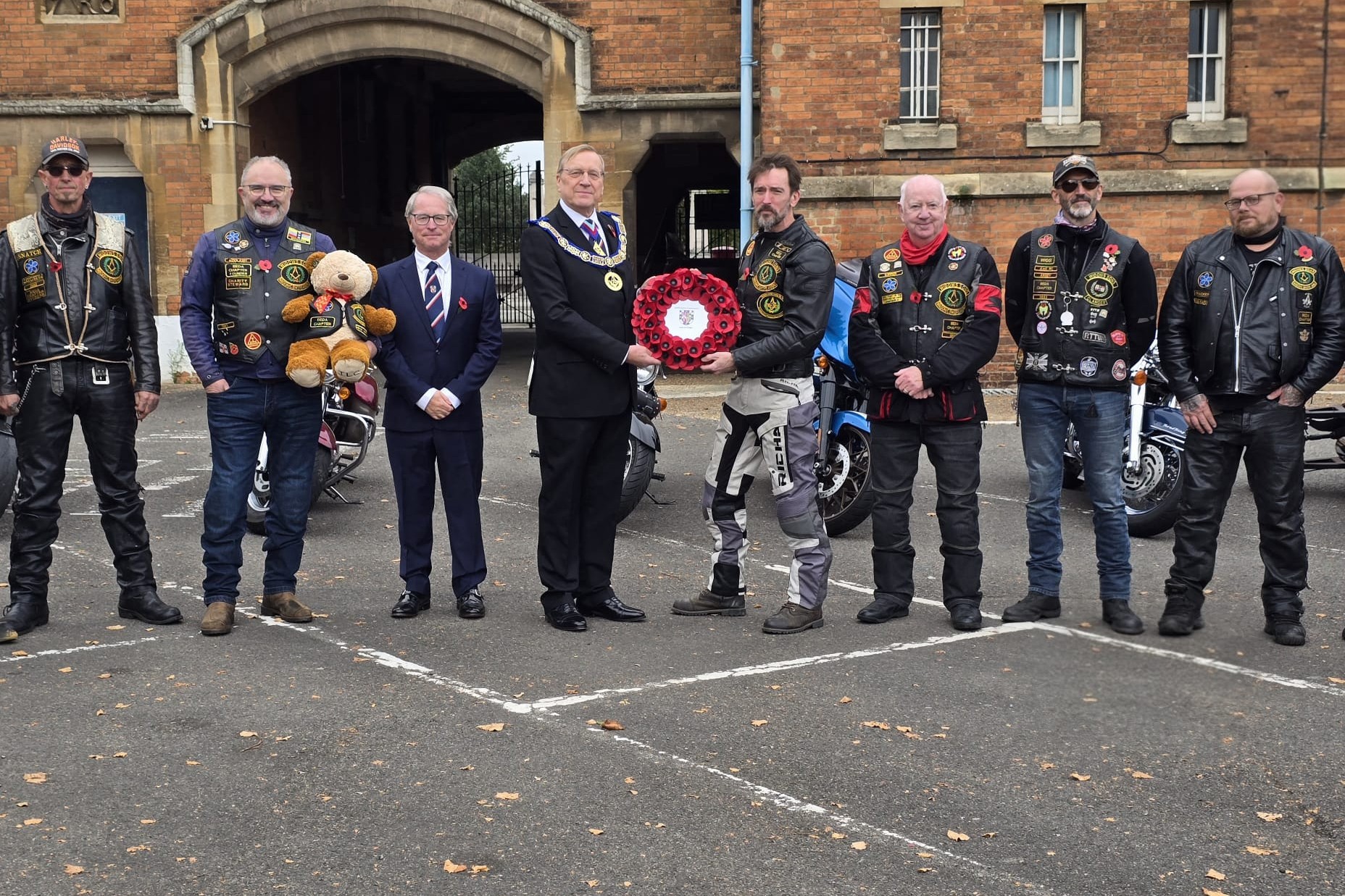 The PGM hands the Remembrance Wreath to Beda Chapter